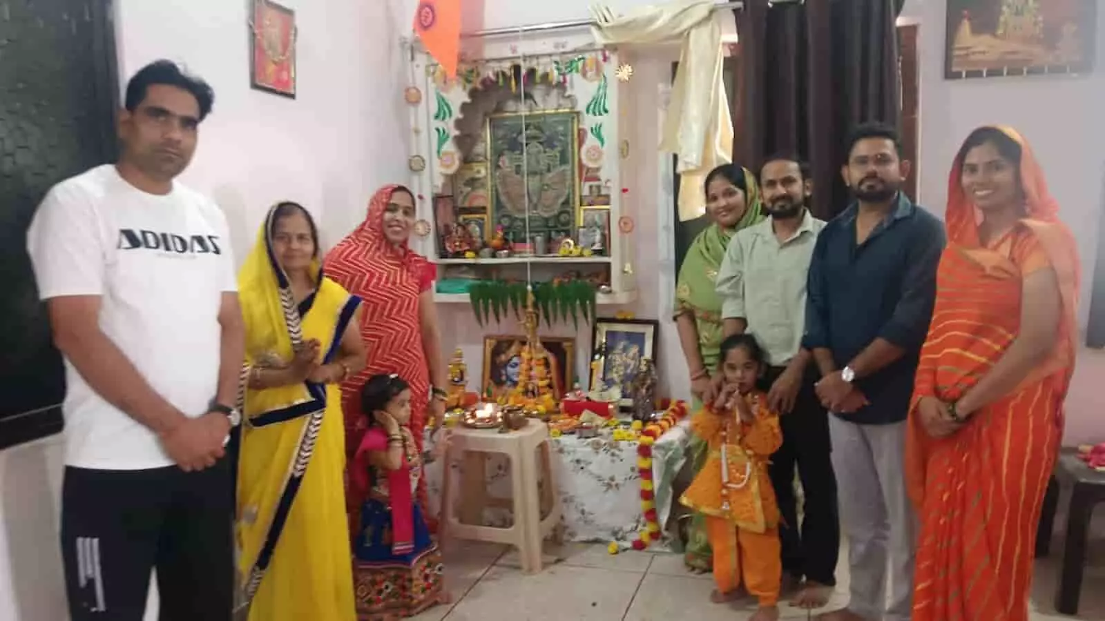 तस्वीर में दिख रहे लोग घर के पूजा स्थल के पास खड़े होकर राधा अष्टमी पर पूजा कर रहे हैं। तस्वीर में दिख रहे लोग घर के पूजा स्थल के पास खड़े होकर राधा अष्टमी पर पूजा कर रहे हैं।