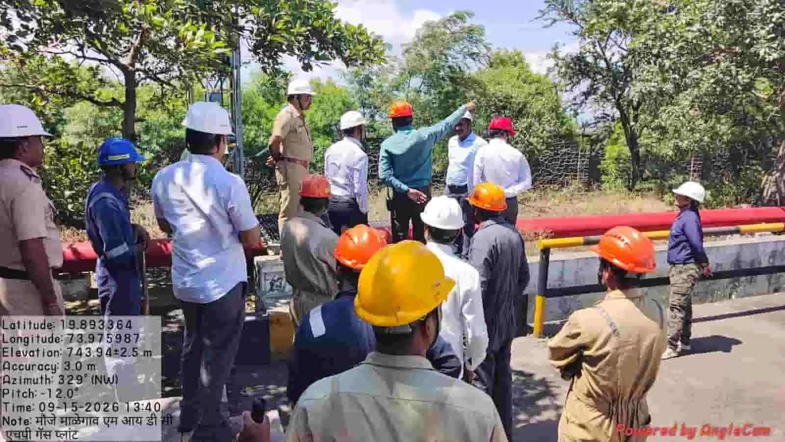 तस्वीर में सुरक्षा हेलमेट पहने अधिकारी खुले परिसर में निरीक्षण करते और चर्चा करते हुए दिखाई दे रहे हैं। तस्वीर में सुरक्षा हेलमेट पहने अधिकारी खुले परिसर में निरीक्षण करते और चर्चा करते हुए दिखाई दे रहे हैं।
