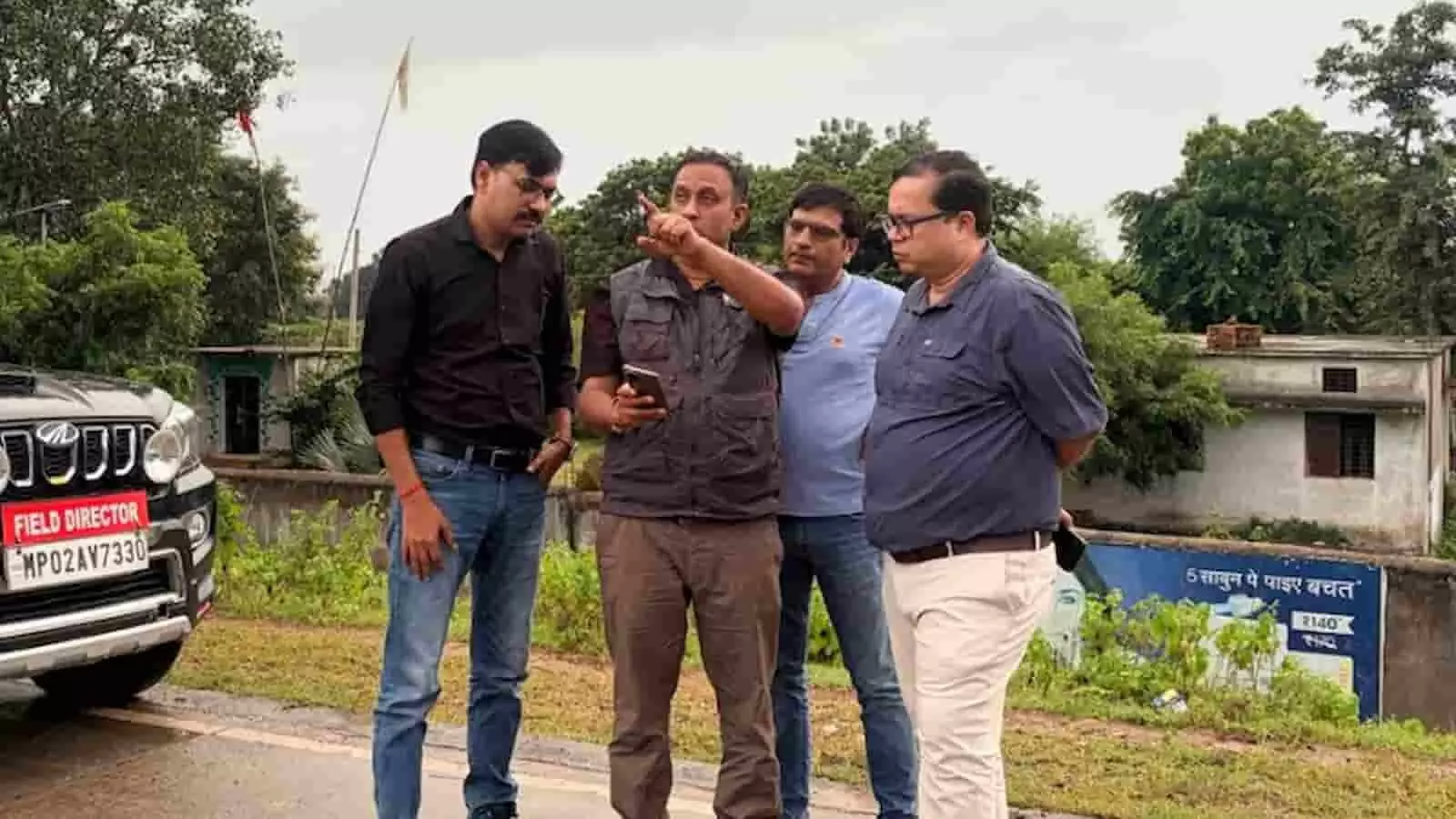 तस्वीर में वन विभाग के अधिकारी अमरपाटन में हाथी रेस्क्यू अभियान की तैयारी का निरीक्षण कर रहे हैं। तस्वीर में वन विभाग के अधिकारी अमरपाटन में हाथी रेस्क्यू अभियान की तैयारी का निरीक्षण कर रहे हैं।