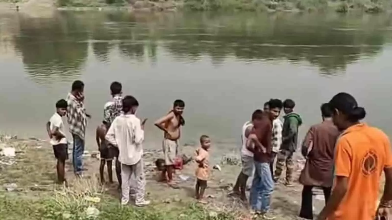 तस्वीर में समस्तीपुर के मगरदही घाट स्थित नदी के किनारे खड़े लोगों की भीड़ दिखाई दे रही है। तस्वीर में समस्तीपुर के मगरदही घाट स्थित नदी के किनारे खड़े लोगों की भीड़ दिखाई दे रही है।