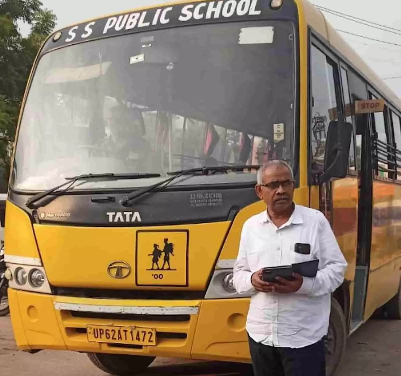 तस्वीर में जौनपुर में स्कूल बस के सामने खड़े अधिकारी जांच करते दिख रहे हैं। तस्वीर में जौनपुर में स्कूल बस के सामने खड़े अधिकारी जांच करते दिख रहे हैं।