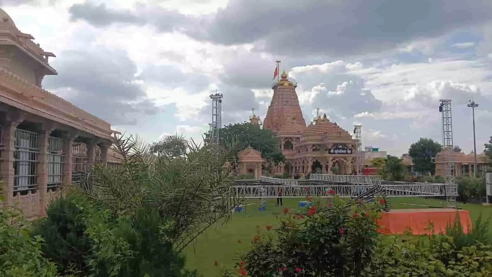 तस्वीर में मण्डफिया स्थित श्री सांवलियाजी मंदिर का परिसर और मैदान दिखाई दे रहा है। तस्वीर में मण्डफिया स्थित श्री सांवलियाजी मंदिर का परिसर और मैदान दिखाई दे रहा है।
