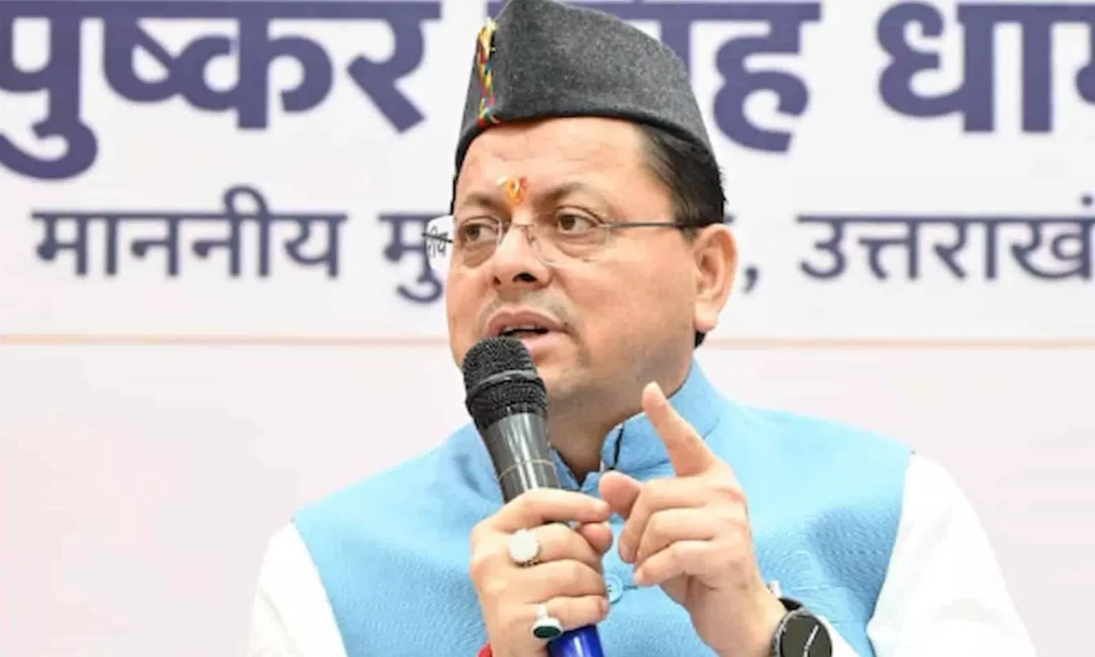 तस्वीर में मुख्यमंत्री पुष्कर सिंह धामी देहरादून में माइक पर भाषण देते हुए नजर आ रहे हैं। तस्वीर में मुख्यमंत्री पुष्कर सिंह धामी देहरादून में माइक पर भाषण देते हुए नजर आ रहे हैं।