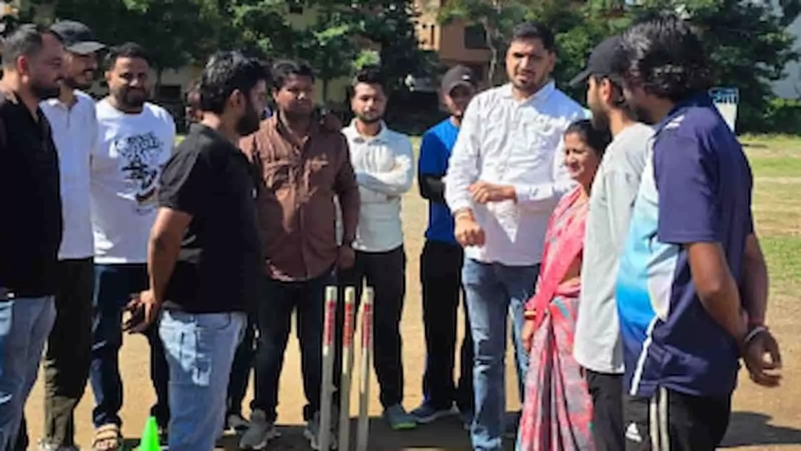 तस्वीर में मैदान पर खड़े खिलाड़ी और अतिथि नजर आ रहे हैं। तस्वीर में मैदान पर खड़े खिलाड़ी और अतिथि नजर आ रहे हैं।