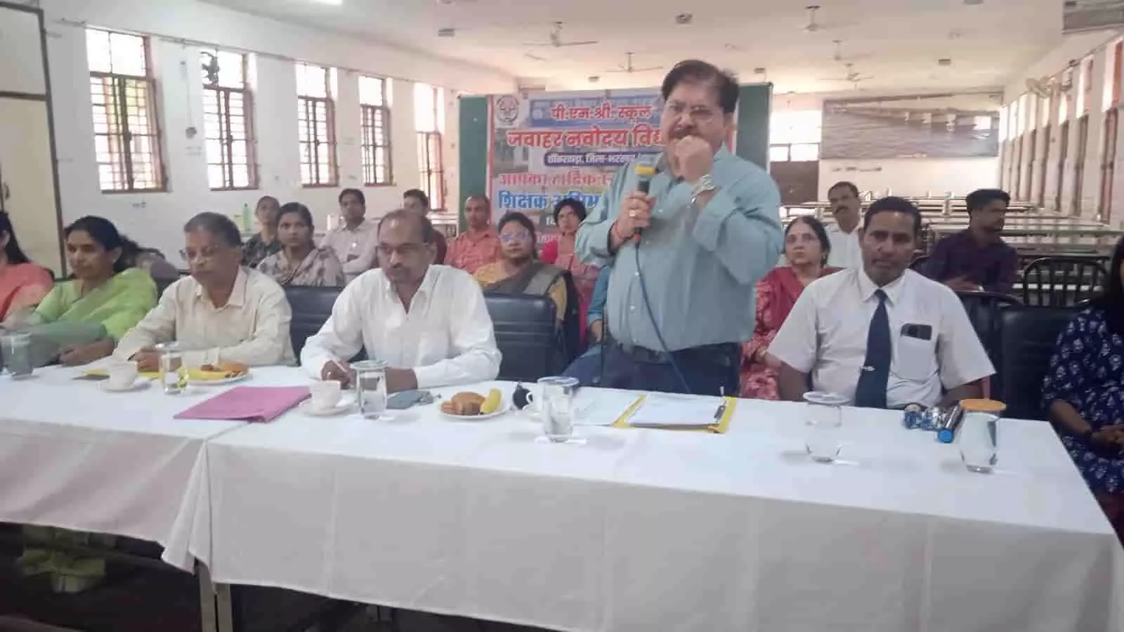 छोकरबाड़ा कलां के जवाहर नवोदय विद्यालय में आयोजित बैठक में बोलते प्राचार्य और बैठे शिक्षक। छोकरबाड़ा कलां के जवाहर नवोदय विद्यालय में आयोजित बैठक में बोलते प्राचार्य और बैठे शिक्षक।