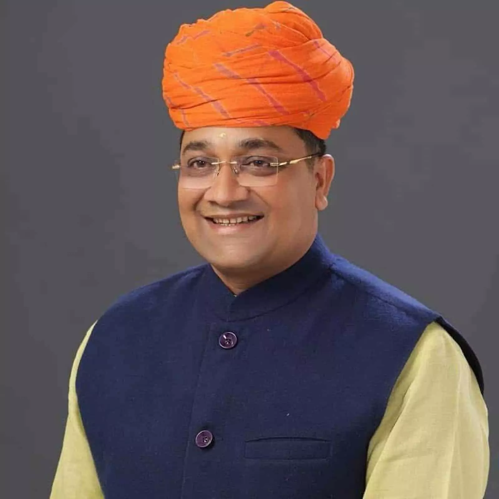 तस्वीर में दिख रहे भाजपा नेता छगन माहुर चश्मा लगाए हुए कैमरे की ओर देखकर मुस्कुरा रहे हैं। तस्वीर में दिख रहे भाजपा नेता छगन माहुर चश्मा लगाए हुए कैमरे की ओर देखकर मुस्कुरा रहे हैं।