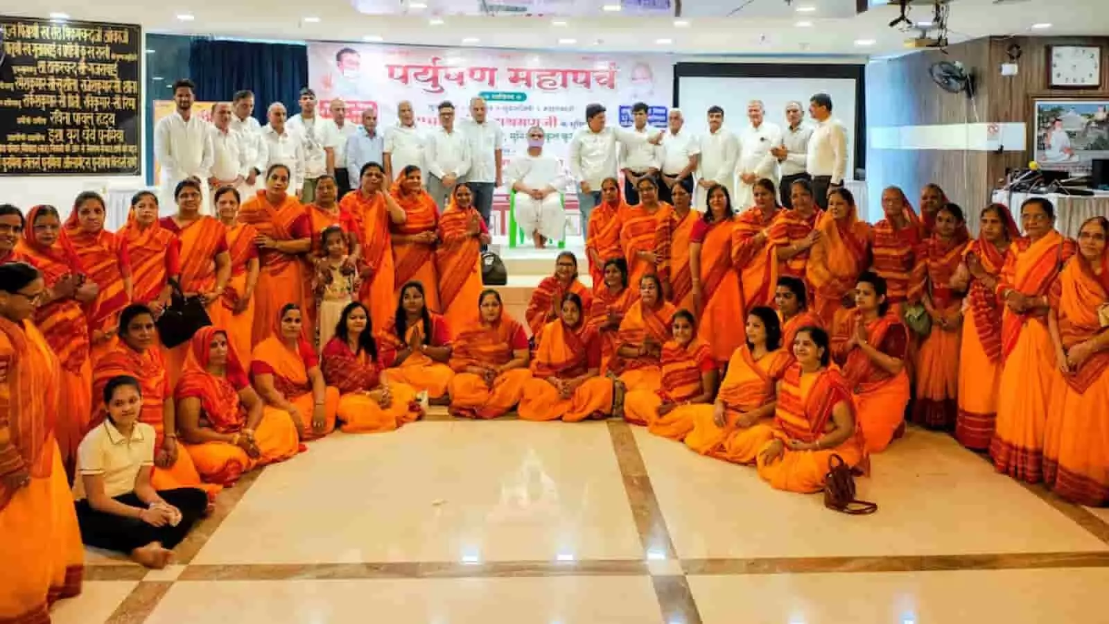 तस्वीर में ठाणे तेरापंथ समाज की दर्शन यात्रा के दौरान एकत्रित श्रद्धालु और संतवृंद नजर आ रहे हैं। तस्वीर में ठाणे तेरापंथ समाज की दर्शन यात्रा के दौरान एकत्रित श्रद्धालु और संतवृंद नजर आ रहे हैं।