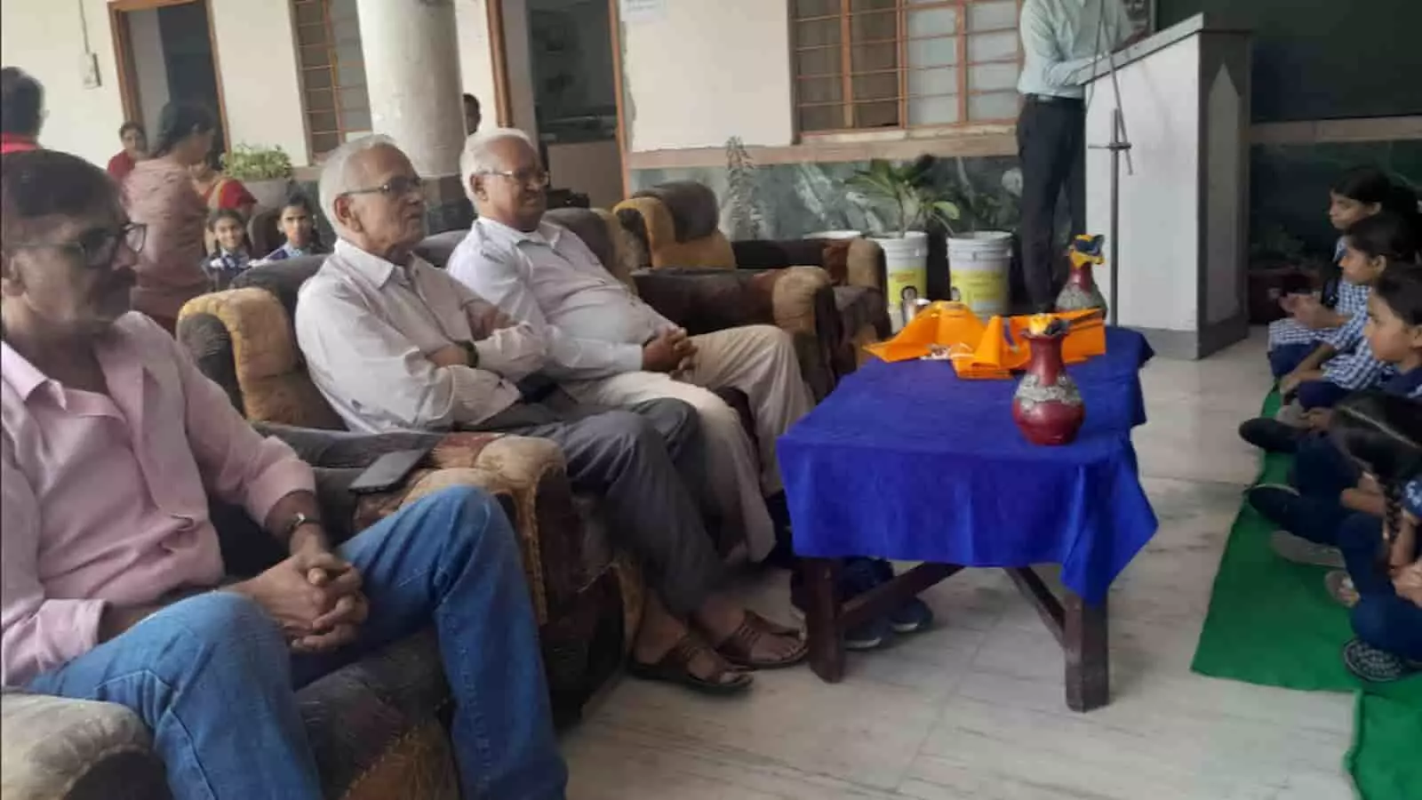 तस्वीर में कानोड़ के विद्यालय में आयोजित कार्यक्रम के दौरान बैठे अतिथि और विद्यार्थी दिख रहे हैं. तस्वीर में कानोड़ के विद्यालय में आयोजित कार्यक्रम के दौरान बैठे अतिथि और विद्यार्थी दिख रहे हैं.