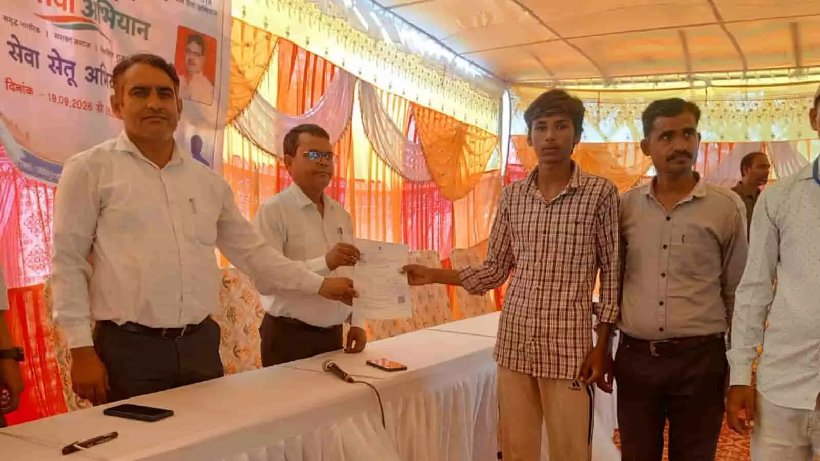 तस्वीर में खेरवाड़ा के सेवा सेतु अभियान शिविर में अधिकारी और ग्रामीण नजर आ रहे हैं. तस्वीर में खेरवाड़ा के सेवा सेतु अभियान शिविर में अधिकारी और ग्रामीण नजर आ रहे हैं.