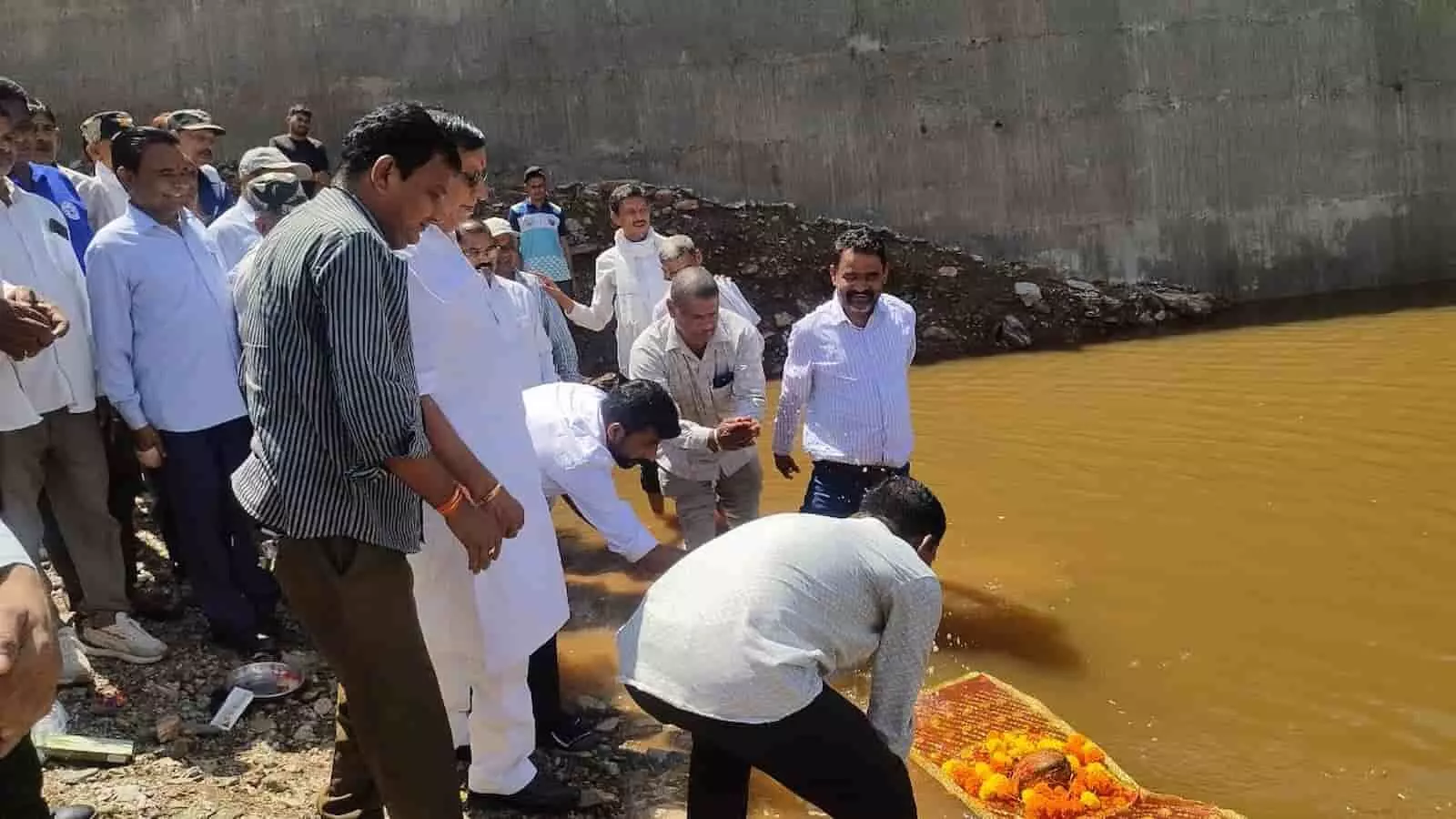 तस्वीर में विधायक दयाराम परमार अन्य लोगों के साथ एनिकट के किनारे खड़े होकर पूजा सामग्री से जलपूजन कर रहे हैं। तस्वीर में विधायक दयाराम परमार अन्य लोगों के साथ एनिकट के किनारे खड़े होकर पूजा सामग्री से जलपूजन कर रहे हैं।