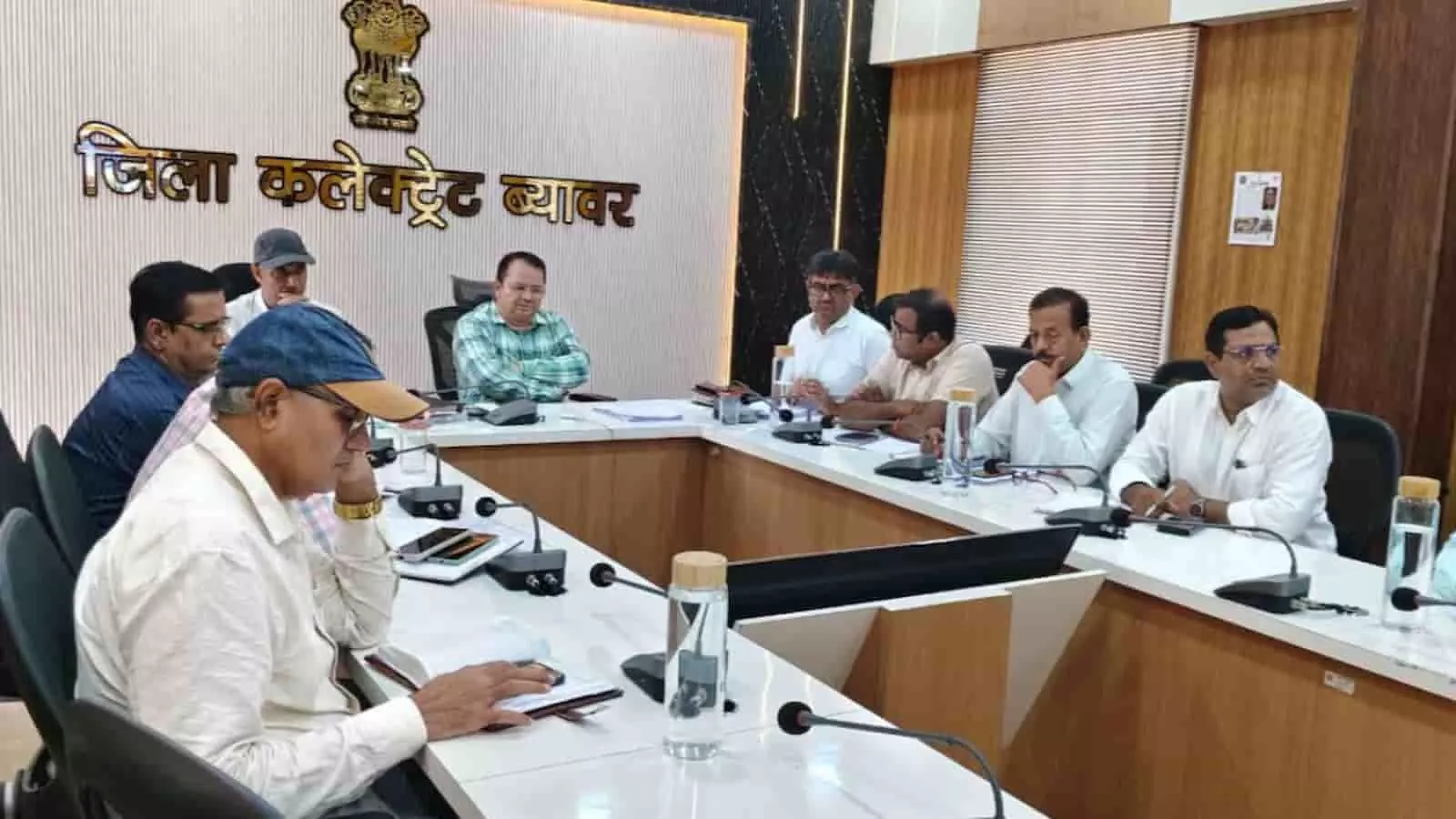 जिला कलक्ट्रेट ब्यावर में अधिकारियों की बैठक की तस्वीर। जिला कलक्ट्रेट ब्यावर में अधिकारियों की बैठक की तस्वीर।