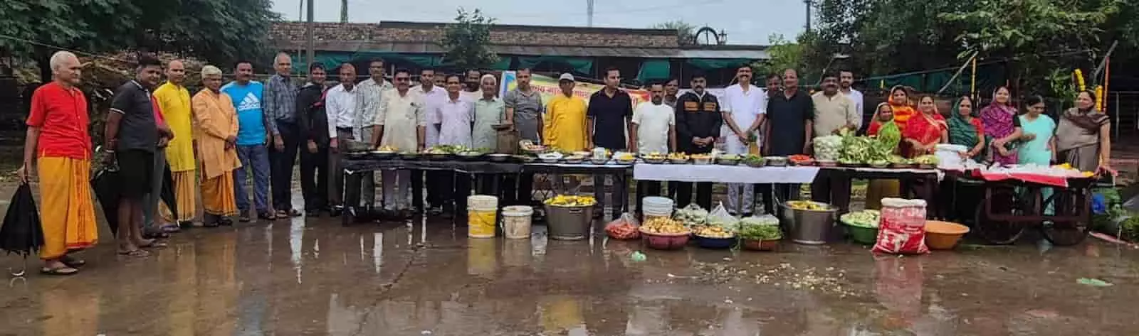 तस्वीर में बारां की गौशाला में छप्पन भोग कार्यक्रम के दौरान खड़े लोग दिखाई दे रहे हैं. तस्वीर में बारां की गौशाला में छप्पन भोग कार्यक्रम के दौरान खड़े लोग दिखाई दे रहे हैं.