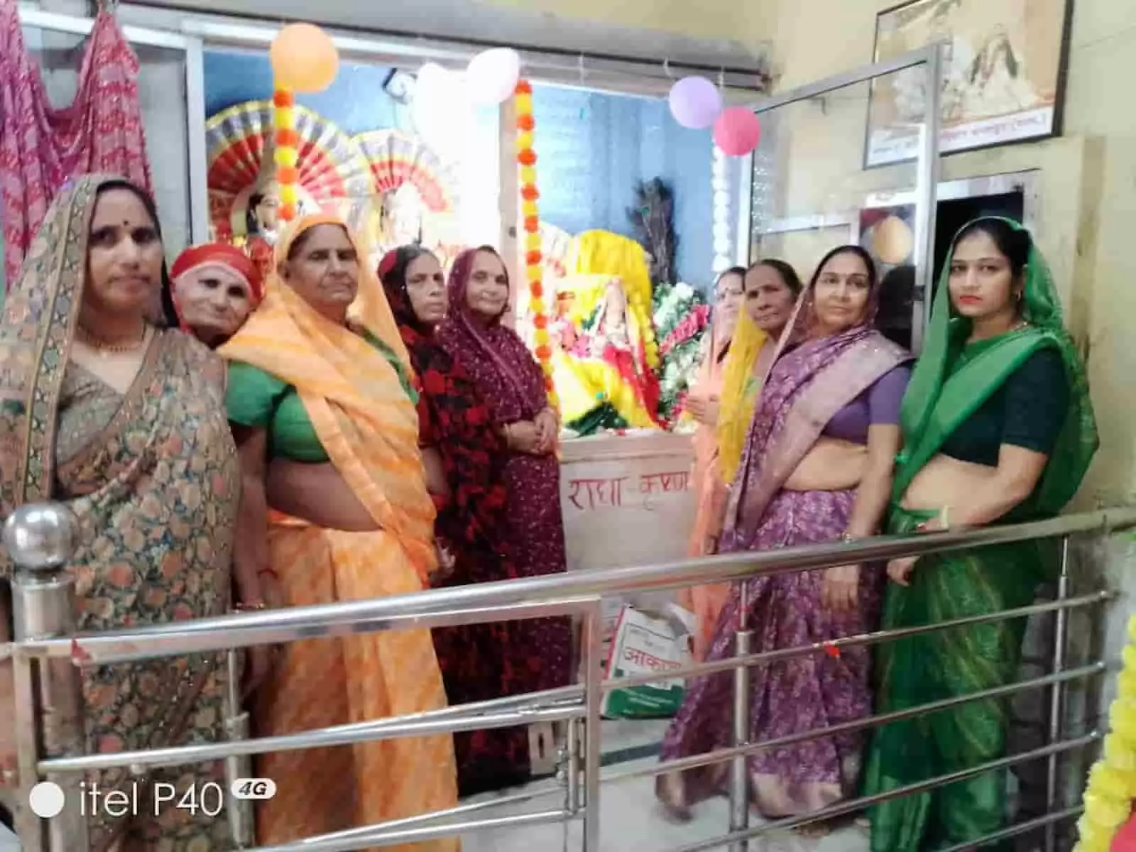 तस्वीर में दिख रही महिला श्रद्धालु मंदिर परिसर में राधा कृष्ण मूर्ति के सामने खड़ी होकर दर्शन कर रही हैं। तस्वीर में दिख रही महिला श्रद्धालु मंदिर परिसर में राधा कृष्ण मूर्ति के सामने खड़ी होकर दर्शन कर रही हैं।