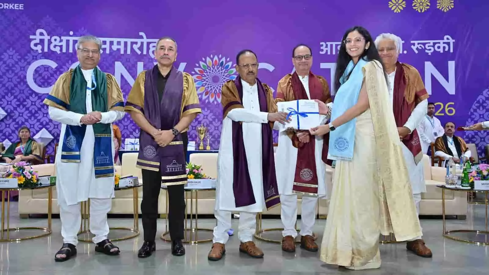 तस्वीर में बाएँ से दाएँ प्रोफेसर, जनरल सुब्रमणि, अजीत डोभाल, प्रो. पंत और हरीश साल्वे छात्रा को डिग्री दे रहे हैं। तस्वीर में बाएँ से दाएँ प्रोफेसर, जनरल सुब्रमणि, अजीत डोभाल, प्रो. पंत और हरीश साल्वे छात्रा को डिग्री दे रहे हैं।