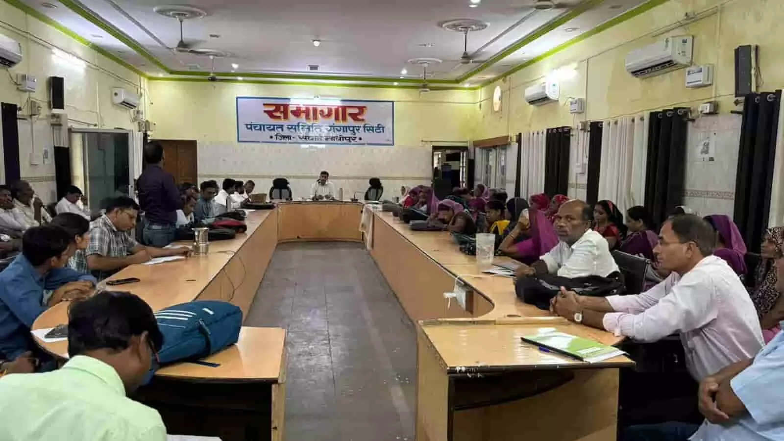 तस्वीर में पंचायत समिति गंगापुर सिटी सभागार में आयोजित शिविर में बैठे लोग दिख रहे हैं। तस्वीर में पंचायत समिति गंगापुर सिटी सभागार में आयोजित शिविर में बैठे लोग दिख रहे हैं।