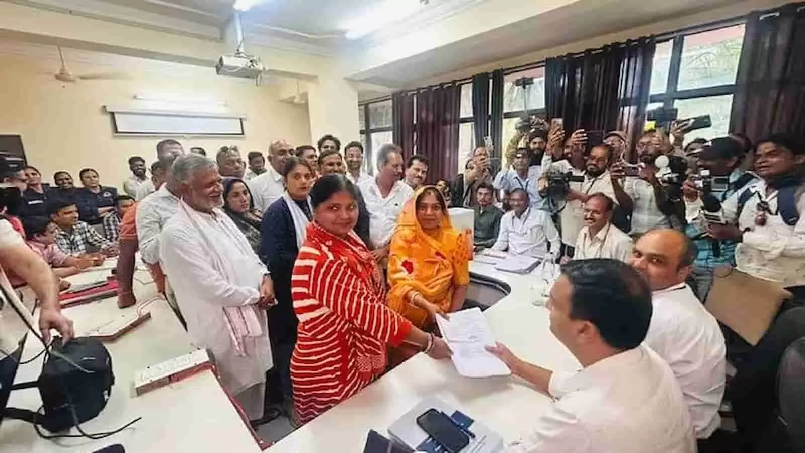 तस्वीर में कोटा नगर निगम महापौर पद के लिए कांग्रेस प्रत्याशी नामांकन दाखिल करती हुई दिख रही हैं। तस्वीर में कोटा नगर निगम महापौर पद के लिए कांग्रेस प्रत्याशी नामांकन दाखिल करती हुई दिख रही हैं।
