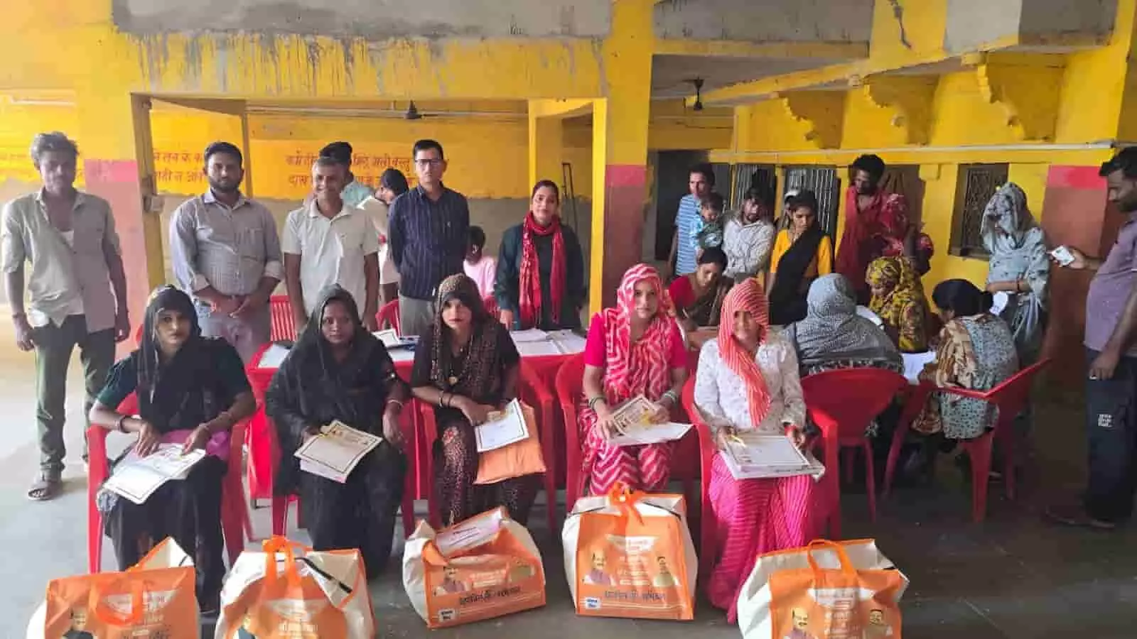 तस्वीर में सांगोद में महिलाओं को किट वितरित किए जा रहे हैं. तस्वीर में सांगोद में महिलाओं को किट वितरित किए जा रहे हैं.