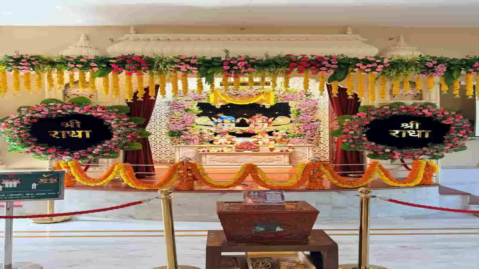 तस्वीर में दिख रही मंदिर की वेदी को रंग-बिरंगे फूलों और मालाओं से सजाया गया है। तस्वीर में दिख रही मंदिर की वेदी को रंग-बिरंगे फूलों और मालाओं से सजाया गया है।