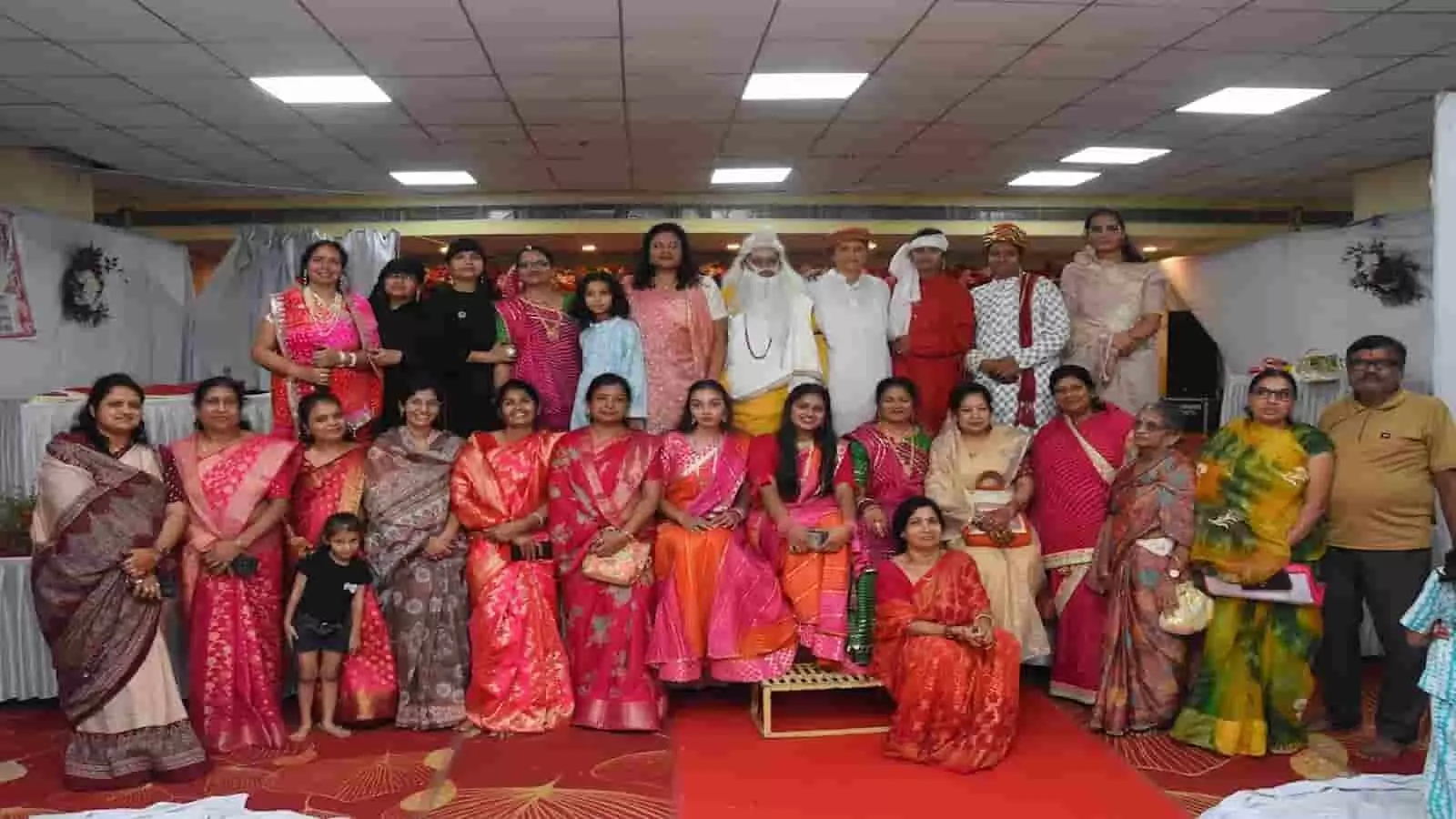 तस्वीर में आदिश्वर महिला मंडल की सदस्य और नाटिका के पात्र मंच पर एक साथ खड़े हैं। तस्वीर में आदिश्वर महिला मंडल की सदस्य और नाटिका के पात्र मंच पर एक साथ खड़े हैं।