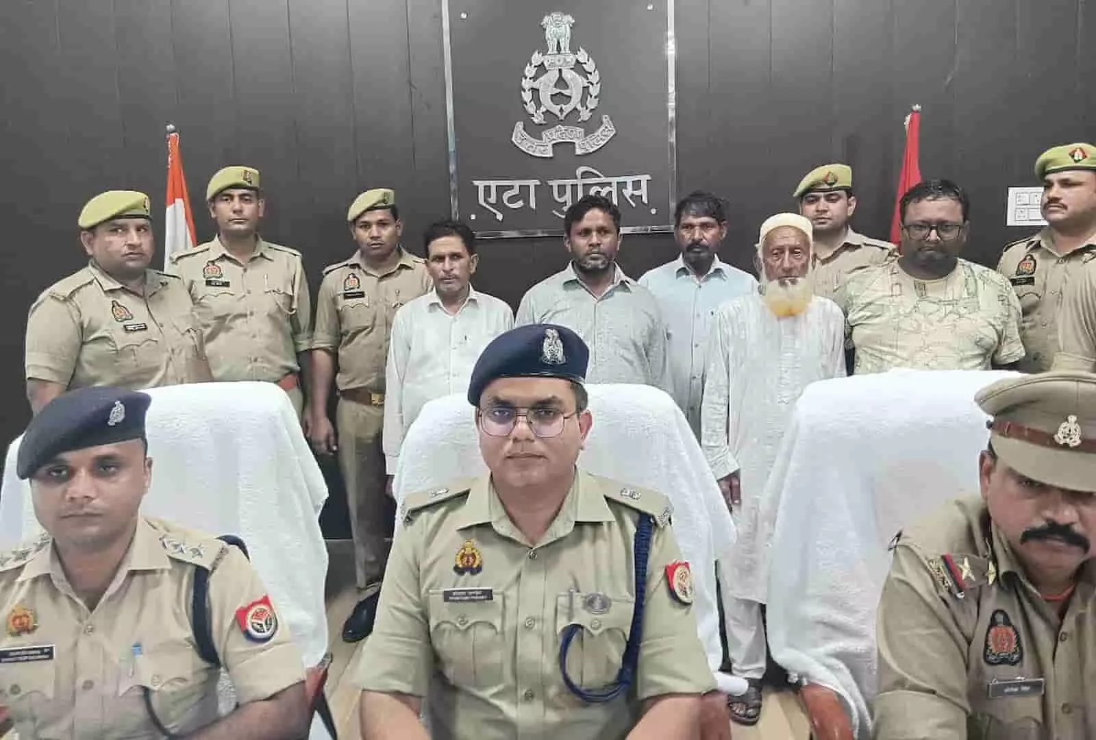 तस्वीर में दिख रही एटा पुलिस की टीम फर्जी कॉलेज मामले में पकड़े गए पांच आरोपियों के साथ मौजूद है। तस्वीर में दिख रही एटा पुलिस की टीम फर्जी कॉलेज मामले में पकड़े गए पांच आरोपियों के साथ मौजूद है।
