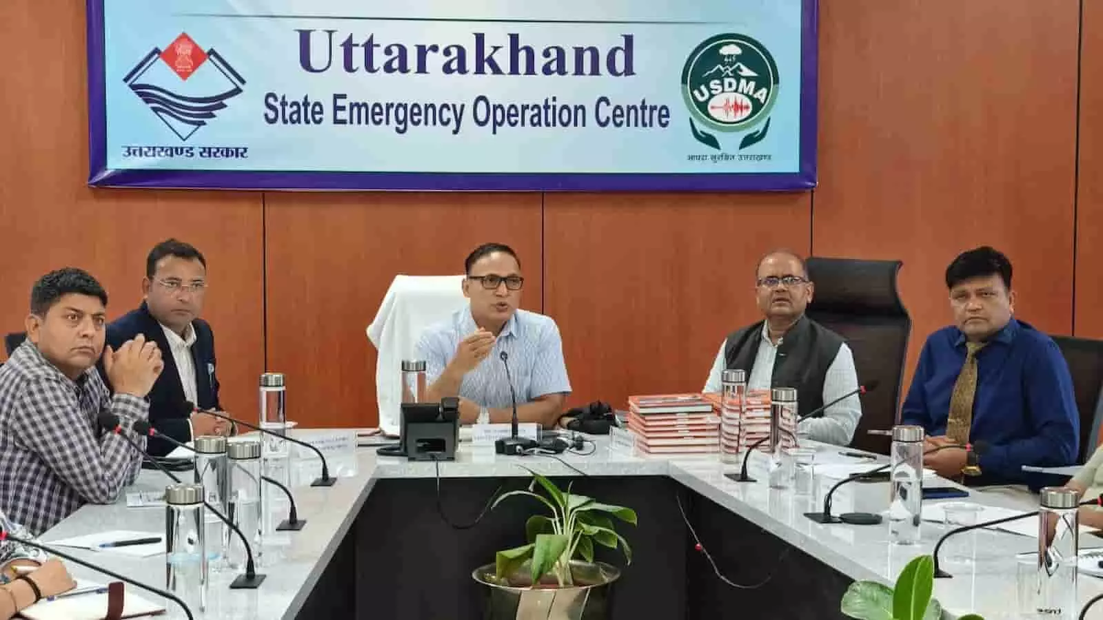 तस्वीर में उत्तराखंड राज्य आपातकालीन परिचालन केंद्र के सम्मेलन कक्ष में अधिकारी बैठक करते हुए दिखाई दे रहे हैं। तस्वीर में उत्तराखंड राज्य आपातकालीन परिचालन केंद्र के सम्मेलन कक्ष में अधिकारी बैठक करते हुए दिखाई दे रहे हैं।