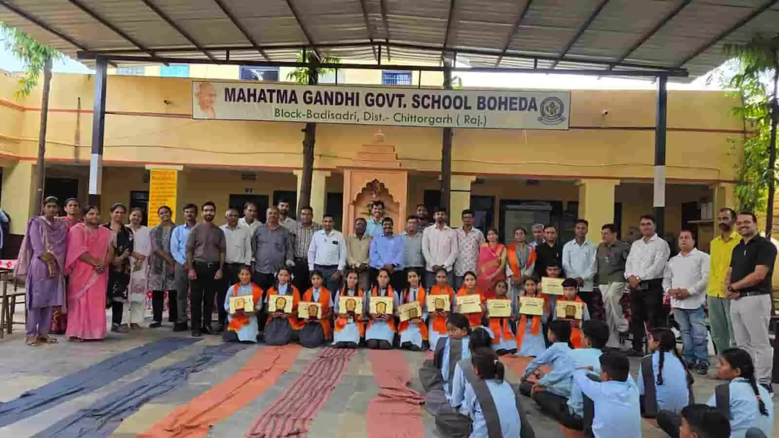तस्वीर में महात्मा गांधी राजकीय विद्यालय बोहेड़ा के प्रांगण में खड़े विजेता विद्यार्थी और शिक्षकगण नजर आ रहे हैं। तस्वीर में महात्मा गांधी राजकीय विद्यालय बोहेड़ा के प्रांगण में खड़े विजेता विद्यार्थी और शिक्षकगण नजर आ रहे हैं।