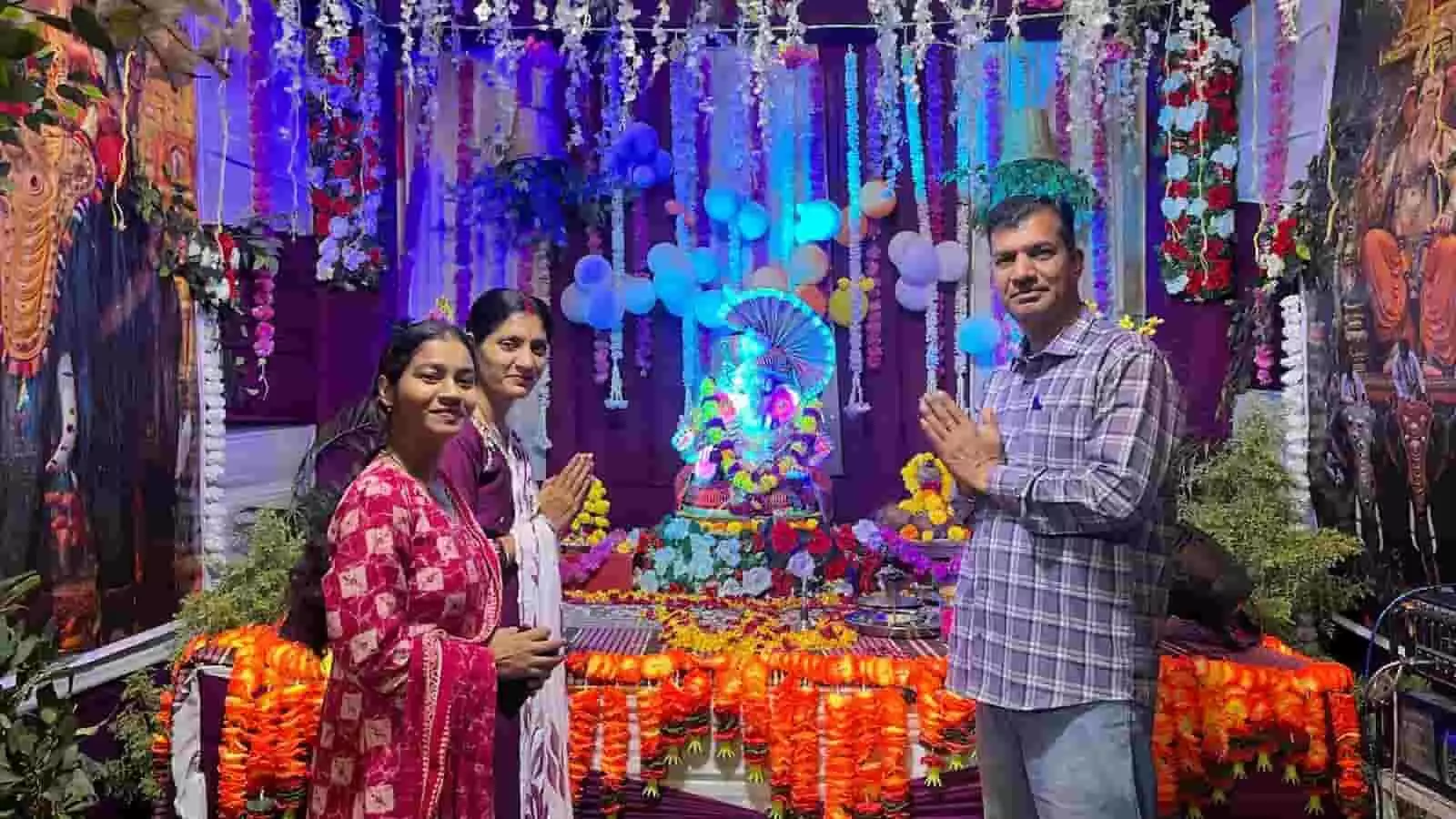 तस्वीर में श्रीगणपति गरबा महोत्सव के दौरान सजे हुए पंडाल में हाथ जोड़कर खड़े श्रद्धालु दिख रहे हैं। तस्वीर में श्रीगणपति गरबा महोत्सव के दौरान सजे हुए पंडाल में हाथ जोड़कर खड़े श्रद्धालु दिख रहे हैं।