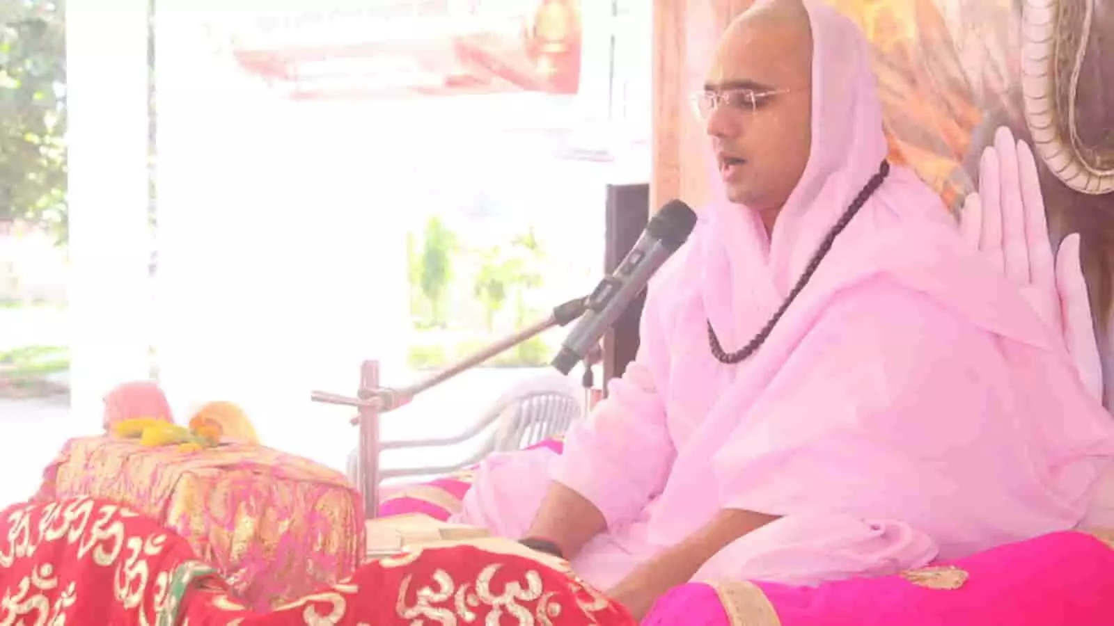 तस्वीर में गुलाबी वस्त्र पहने संत दिग्विजय राम महाराज चित्तौड़गढ़ में कथा सुनाते हुए दिख रहे हैं। तस्वीर में गुलाबी वस्त्र पहने संत दिग्विजय राम महाराज चित्तौड़गढ़ में कथा सुनाते हुए दिख रहे हैं।