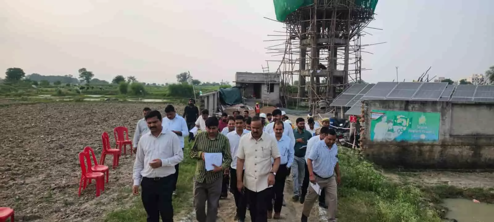 एटा के संराव गांव में अधिकारी निर्माणाधीन पानी की टंकी और विकास कार्यों का जायजा लेने पहुंचे हैं। एटा के संराव गांव में अधिकारी निर्माणाधीन पानी की टंकी और विकास कार्यों का जायजा लेने पहुंचे हैं।
