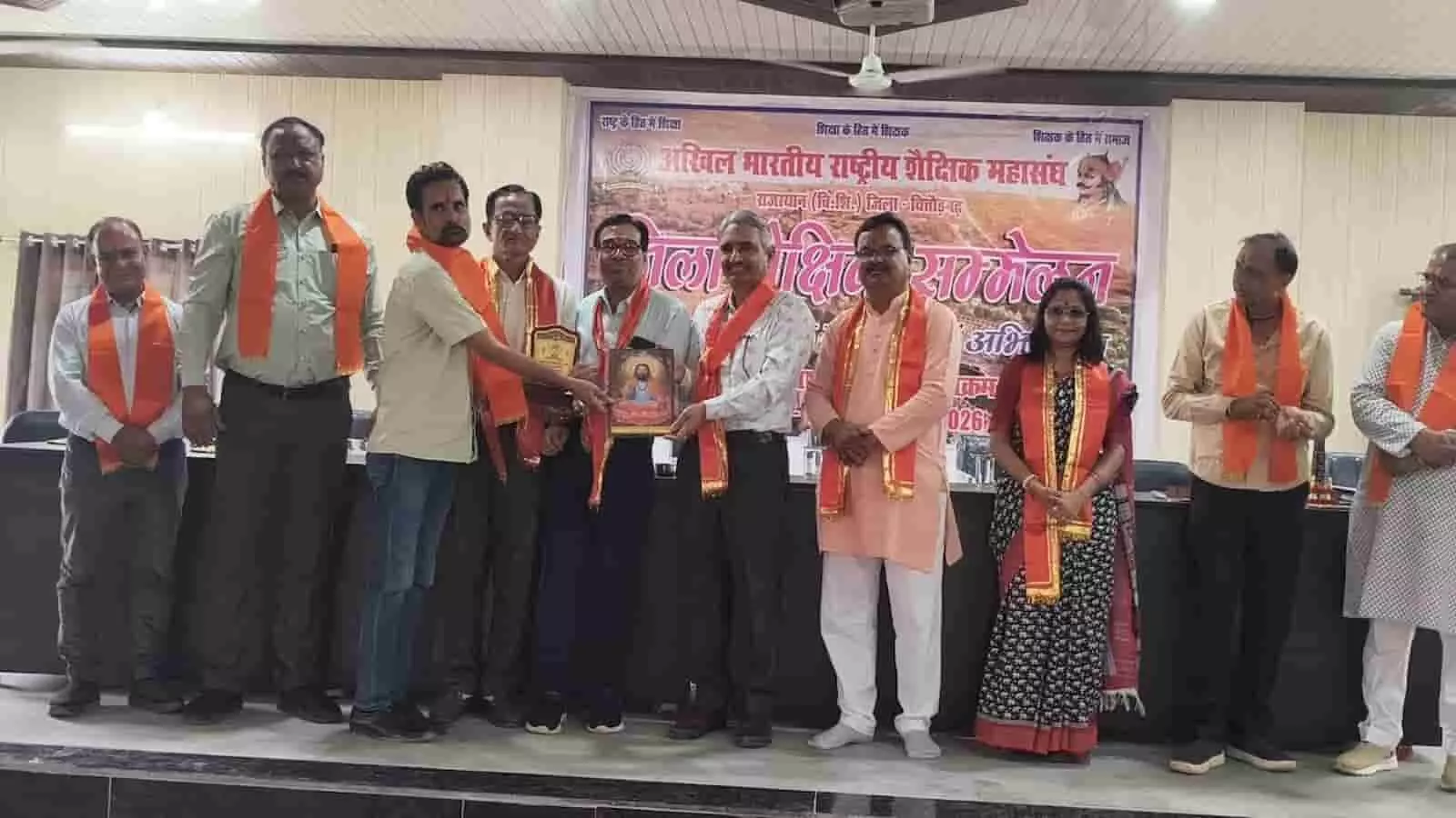 चित्तौड़गढ़ के डाइट परिसर में आयोजित शैक्षिक सम्मेलन में भाग लेते शिक्षक और अतिथि। चित्तौड़गढ़ के डाइट परिसर में आयोजित शैक्षिक सम्मेलन में भाग लेते शिक्षक और अतिथि।