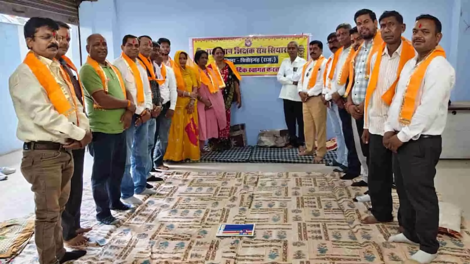 तस्वीर में बड़ी सादड़ी में आयोजित शिक्षक सम्मेलन के दौरान उपस्थित शिक्षक नजर आ रहे हैं। तस्वीर में बड़ी सादड़ी में आयोजित शिक्षक सम्मेलन के दौरान उपस्थित शिक्षक नजर आ रहे हैं।