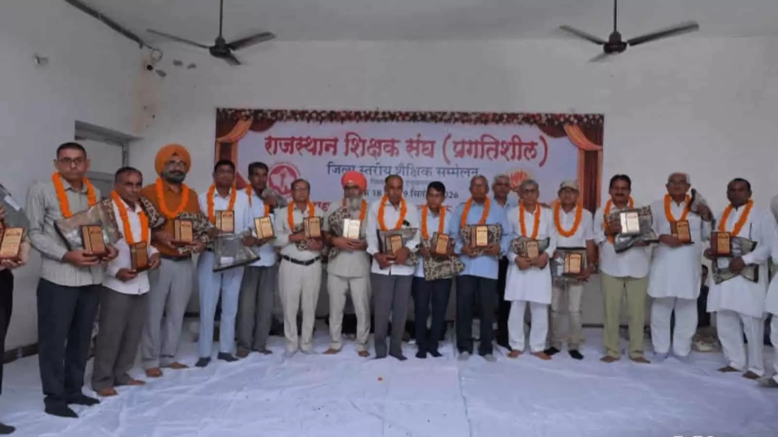 तस्वीर में नोहर में आयोजित सम्मेलन में राजस्थान शिक्षक संघ (प्रगतिशील) के कई पदाधिकारी और शिक्षक गले में माला पहने और हाथ में स्मृति चिन्ह लिए खड़े हैं। तस्वीर में नोहर में आयोजित सम्मेलन में राजस्थान शिक्षक संघ (प्रगतिशील) के कई पदाधिकारी और शिक्षक गले में माला पहने और हाथ में स्मृति चिन्ह लिए खड़े हैं।