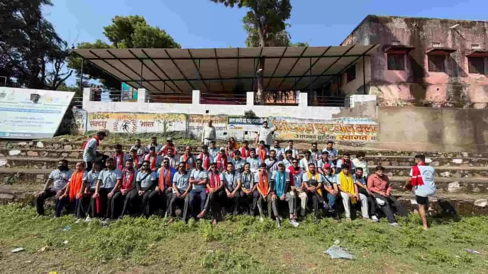 तस्वीर में झाड़ोल में अम्बाजी पदयात्रा के लिए एकत्र हुए श्रद्धालु सीढ़ियों पर बैठे दिख रहे हैं। तस्वीर में झाड़ोल में अम्बाजी पदयात्रा के लिए एकत्र हुए श्रद्धालु सीढ़ियों पर बैठे दिख रहे हैं।