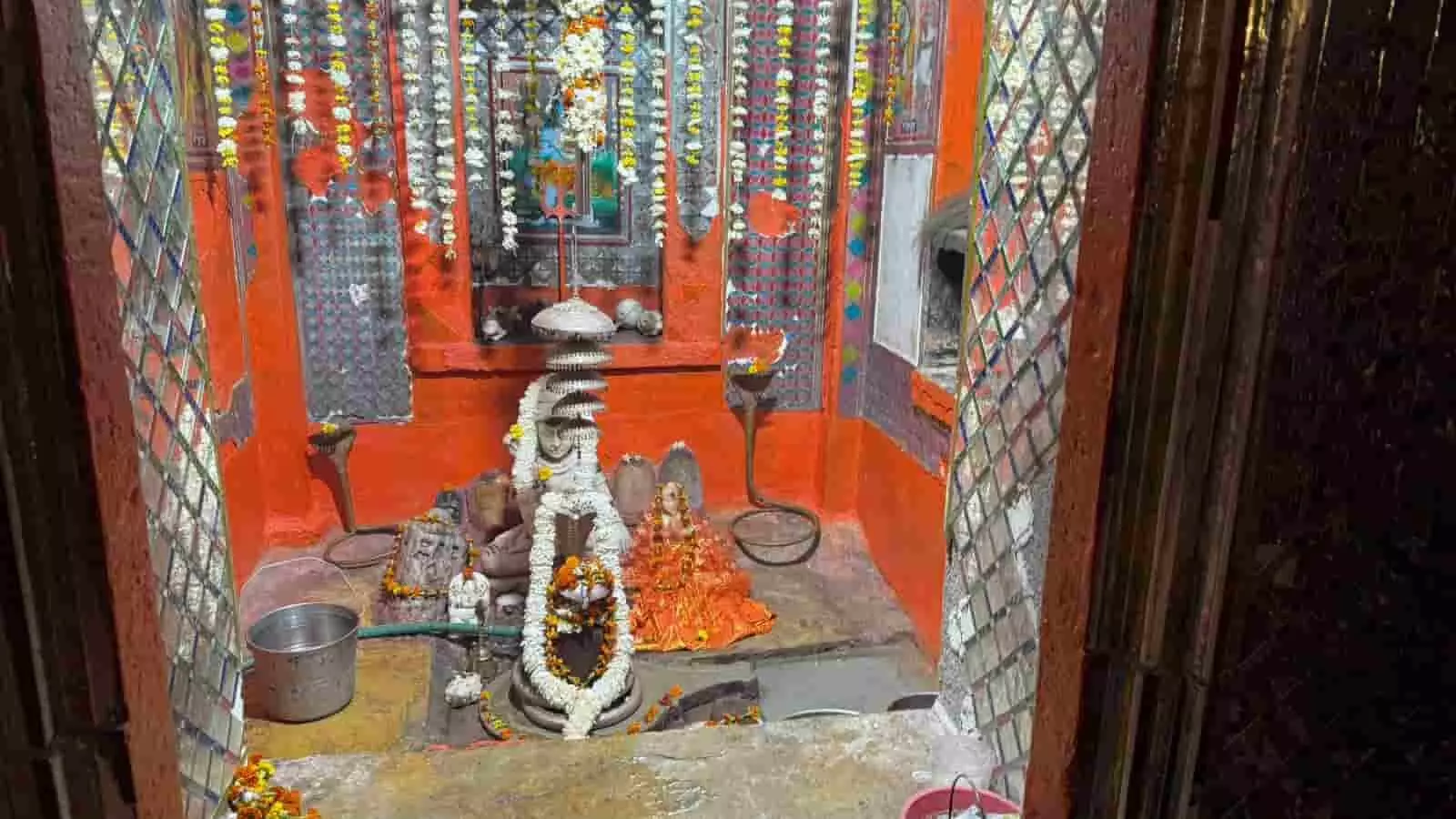 तस्वीर में ढुढीया नान्दोली खुर्द स्थित नीलकंठ महादेव मंदिर का सजा हुआ गर्भ गृह दिख रहा है। तस्वीर में ढुढीया नान्दोली खुर्द स्थित नीलकंठ महादेव मंदिर का सजा हुआ गर्भ गृह दिख रहा है।