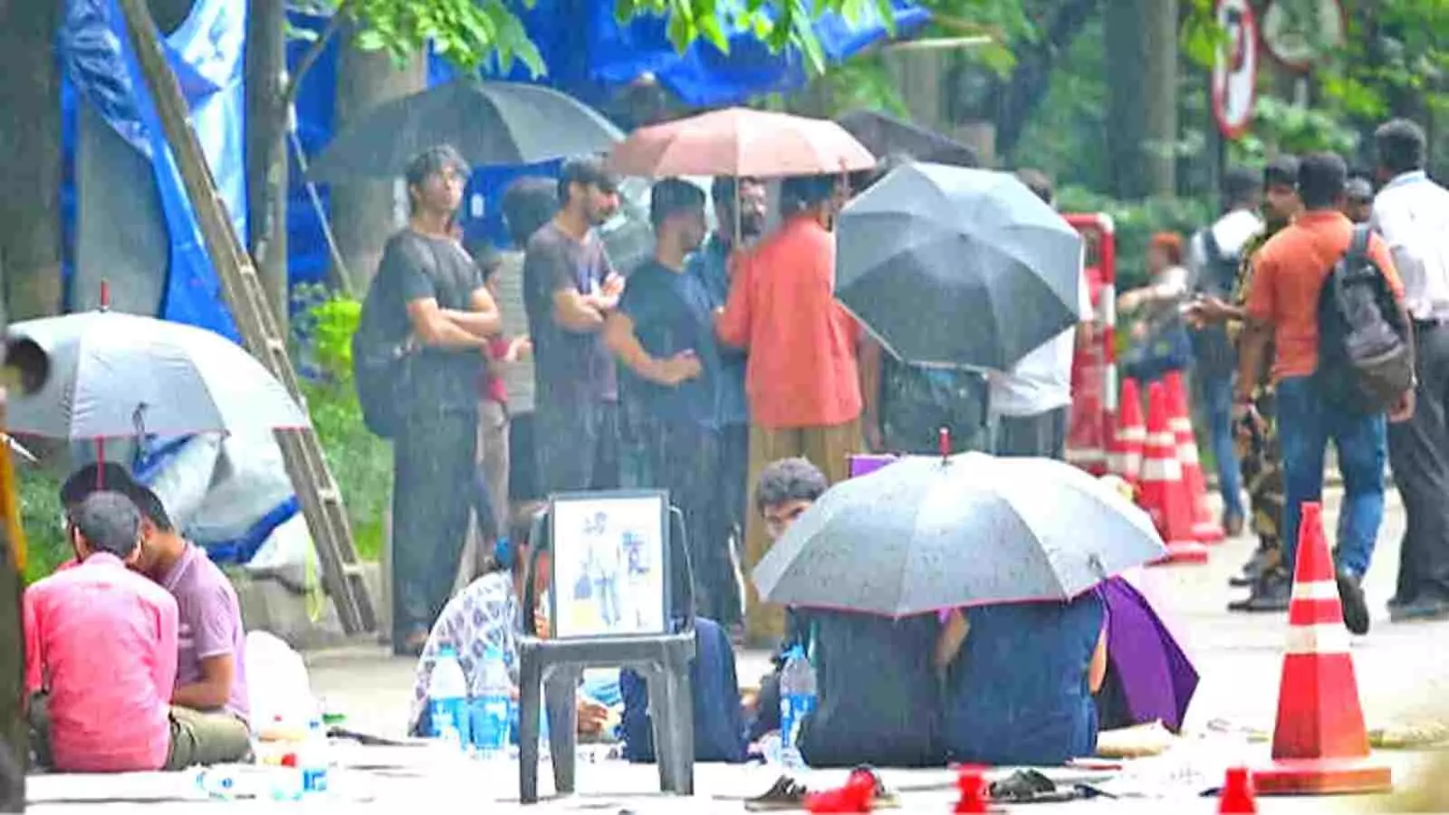 मुंबई में आईआईटी बॉम्बे के बाहर न्याय की मांग करते हुए छात्र और परिजन। मुंबई में आईआईटी बॉम्बे के बाहर न्याय की मांग करते हुए छात्र और परिजन।