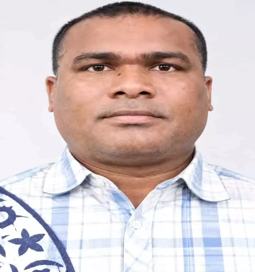 तस्वीर में नीले और सफेद चेकदार शर्ट पहने बृजेश गंझू का चेहरा स्पष्ट रूप से दिखाई दे रहा है. तस्वीर में नीले और सफेद चेकदार शर्ट पहने बृजेश गंझू का चेहरा स्पष्ट रूप से दिखाई दे रहा है.
