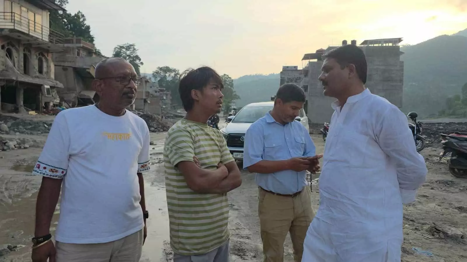 तस्वीर में नेपाल के आपदा प्रभावित मलबे वाले क्षेत्र में खड़े होकर चर्चा करते हुए कुछ लोग दिखाई दे रहे हैं. तस्वीर में नेपाल के आपदा प्रभावित मलबे वाले क्षेत्र में खड़े होकर चर्चा करते हुए कुछ लोग दिखाई दे रहे हैं.