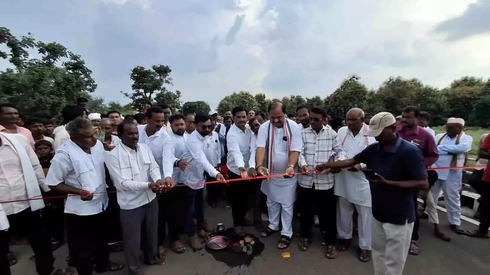 तस्वीर में विधायक समीर कुणावार और अन्य लोग धाम नदी पर बने नए पुल का उद्घाटन करते हुए लाल फीता काट रहे हैं। तस्वीर में विधायक समीर कुणावार और अन्य लोग धाम नदी पर बने नए पुल का उद्घाटन करते हुए लाल फीता काट रहे हैं।