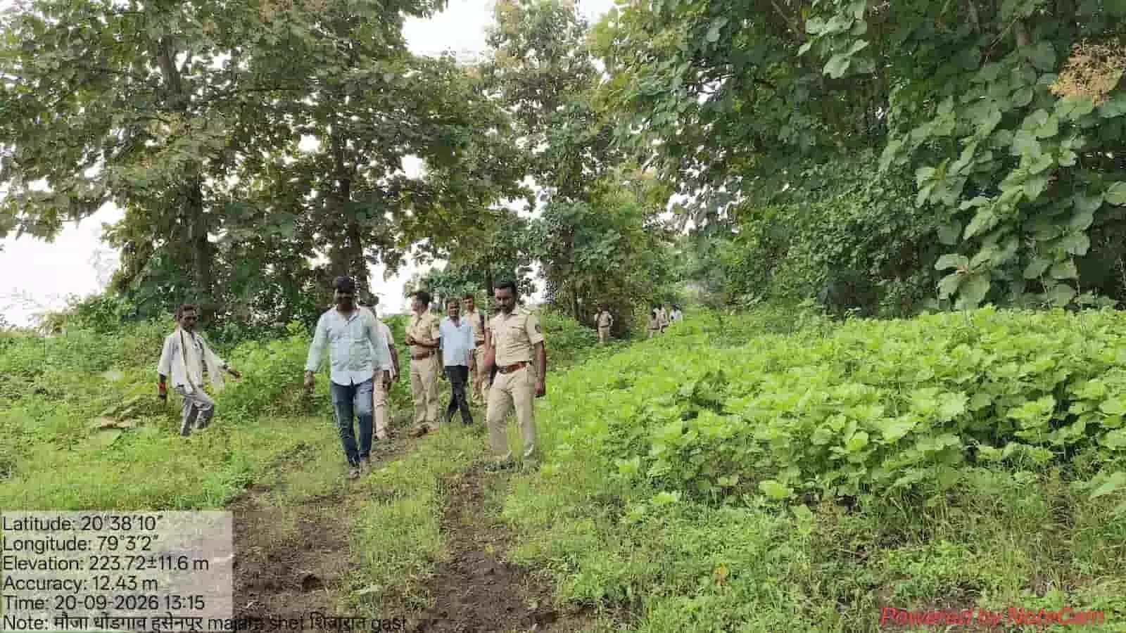तस्वीर में घास और पेड़ों से घिरे रास्ते पर वन विभाग के अधिकारी और कर्मचारी गश्त करते हुए दिखाई दे रहे हैं। तस्वीर में घास और पेड़ों से घिरे रास्ते पर वन विभाग के अधिकारी और कर्मचारी गश्त करते हुए दिखाई दे रहे हैं।