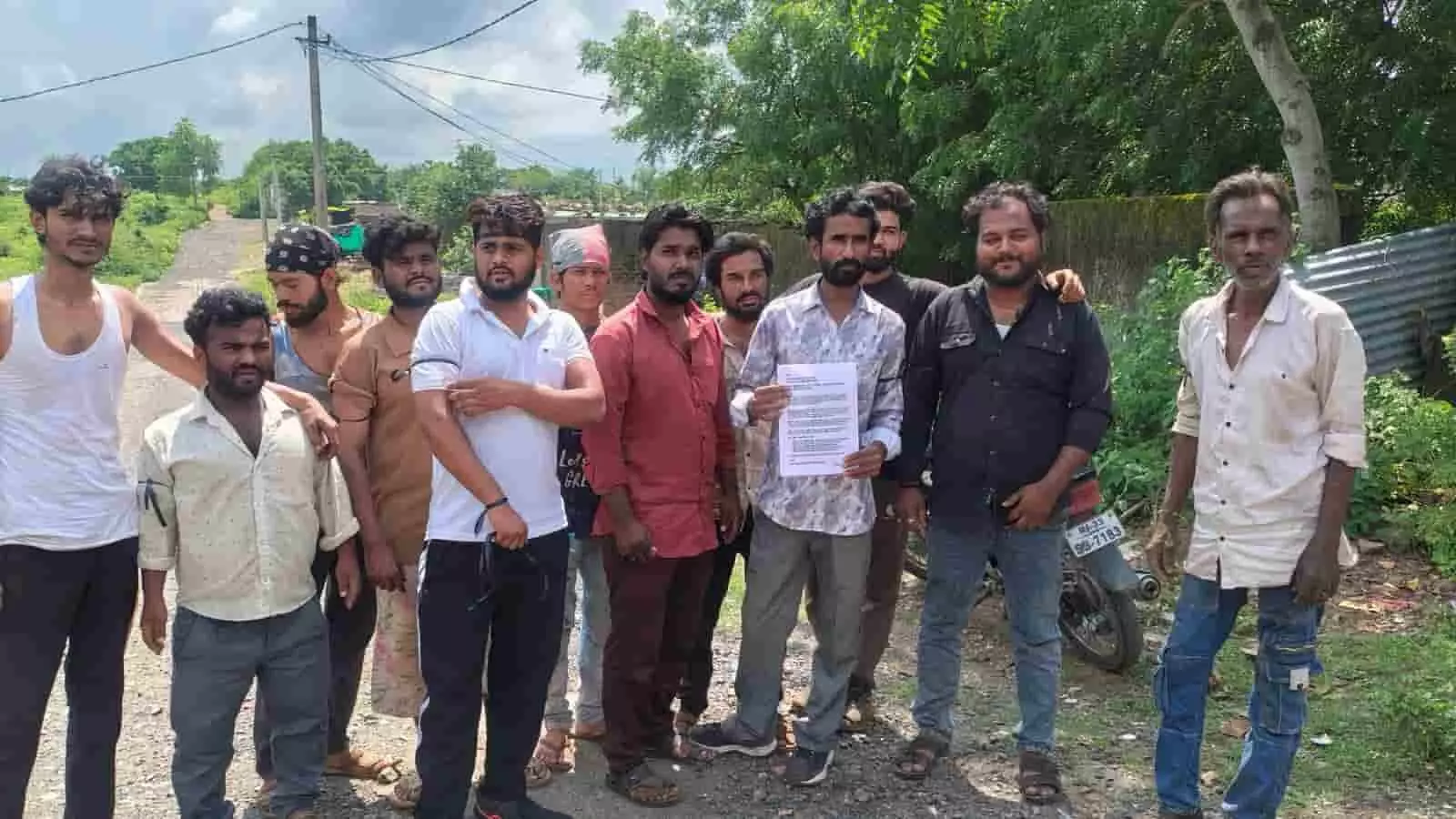 तस्वीर में सड़क के किनारे खड़े होकर हाथों में ज्ञापन पकड़े हुए मुस्लिम समुदाय के प्रदर्शनकारी और युवा दिखाई दे रहे हैं। तस्वीर में सड़क के किनारे खड़े होकर हाथों में ज्ञापन पकड़े हुए मुस्लिम समुदाय के प्रदर्शनकारी और युवा दिखाई दे रहे हैं।