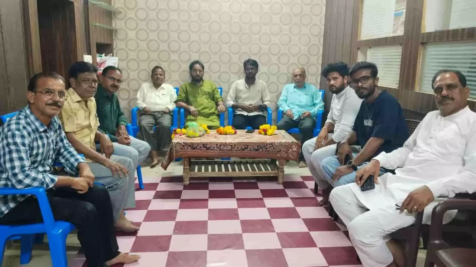 तस्वीर में एक कमरे के भीतर मेज के चारों ओर कुर्सियों पर बैठे हुए विभिन्न वक्ता और साहित्यकार दिखाई दे रहे हैं। तस्वीर में एक कमरे के भीतर मेज के चारों ओर कुर्सियों पर बैठे हुए विभिन्न वक्ता और साहित्यकार दिखाई दे रहे हैं।