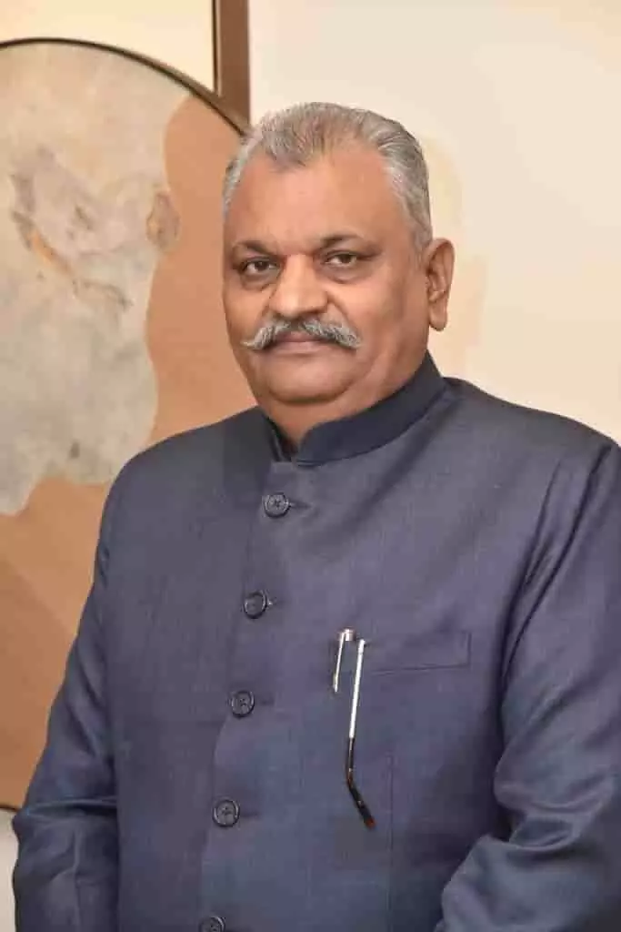 तस्वीर में नीले कोट और मूछों वाले व्यक्ति को कैमरे की तरफ देखते हुए स्पष्ट रूप से देखा जा सकता है। तस्वीर में नीले कोट और मूछों वाले व्यक्ति को कैमरे की तरफ देखते हुए स्पष्ट रूप से देखा जा सकता है।