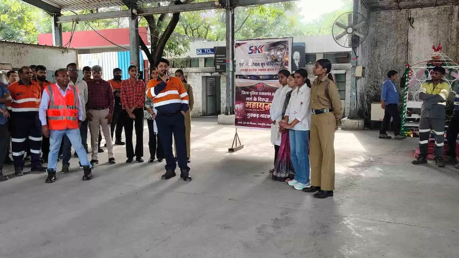 तस्वीर में परिसर के अंदर खड़े हुए लोग और वक्ता जागरूकता कार्यक्रम में दिखाई दे रहे हैं। तस्वीर में परिसर के अंदर खड़े हुए लोग और वक्ता जागरूकता कार्यक्रम में दिखाई दे रहे हैं।
