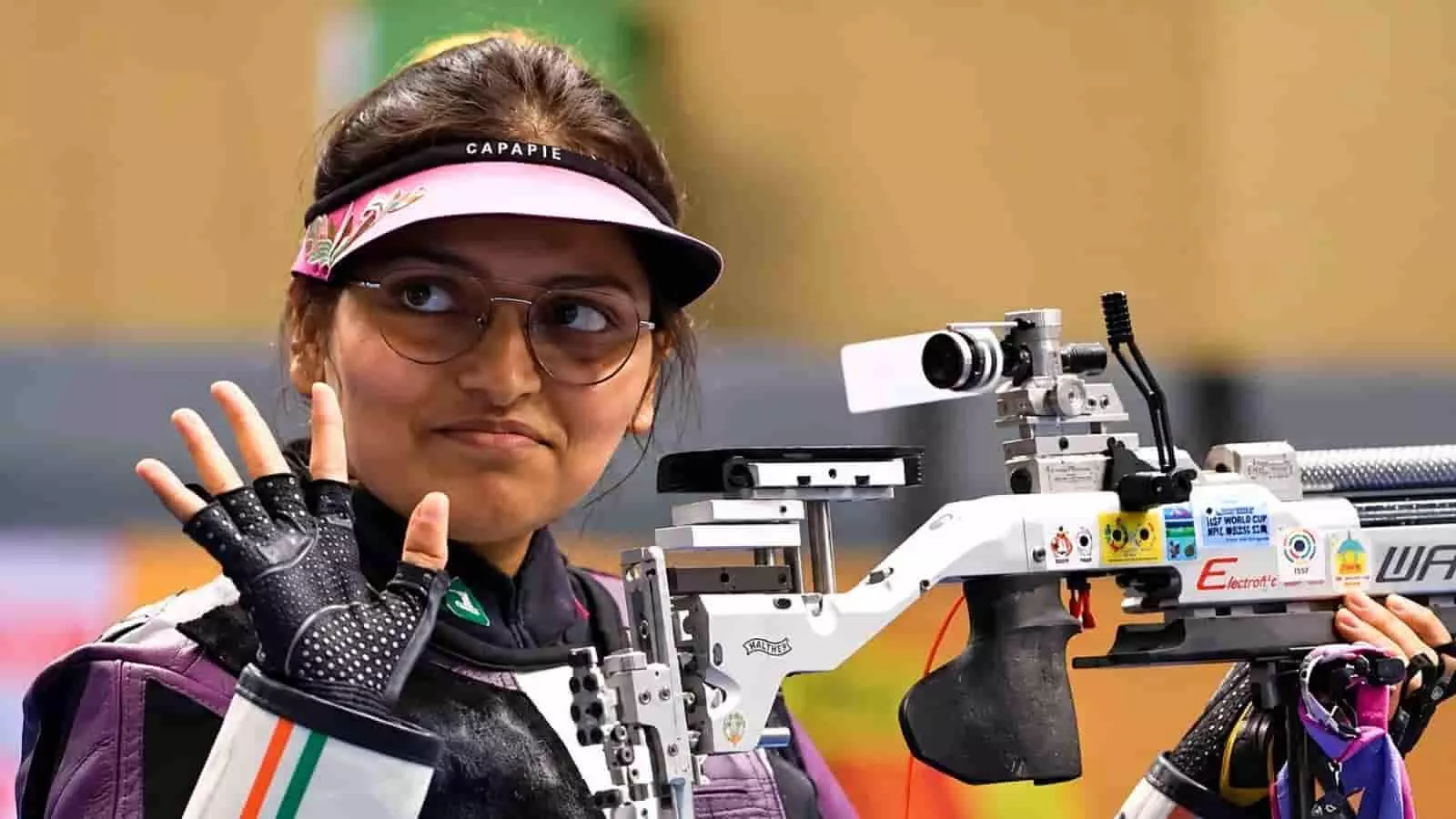 तस्वीर में सोनम मस्कर एयर राइफल के साथ शूटिंग प्रतियोगिता में दिख रही हैं। तस्वीर में सोनम मस्कर एयर राइफल के साथ शूटिंग प्रतियोगिता में दिख रही हैं।