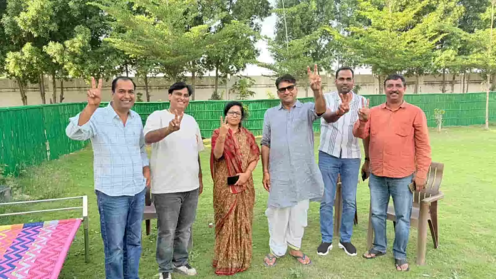 तस्वीर में रेखा हिरण अन्य लोगों के साथ खुले मैदान में खड़े होकर विक्ट्री का निशान दिखा रही हैं। तस्वीर में रेखा हिरण अन्य लोगों के साथ खुले मैदान में खड़े होकर विक्ट्री का निशान दिखा रही हैं।