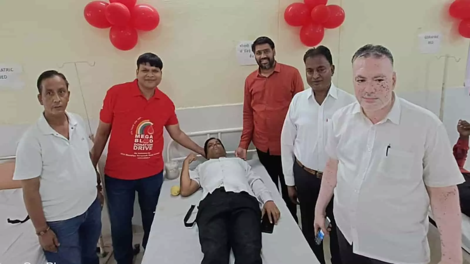 तस्वीर में आकोला के स्वास्थ्य केंद्र में रक्तदान शिविर के दौरान खड़े लोग दिख रहे हैं। तस्वीर में आकोला के स्वास्थ्य केंद्र में रक्तदान शिविर के दौरान खड़े लोग दिख रहे हैं।