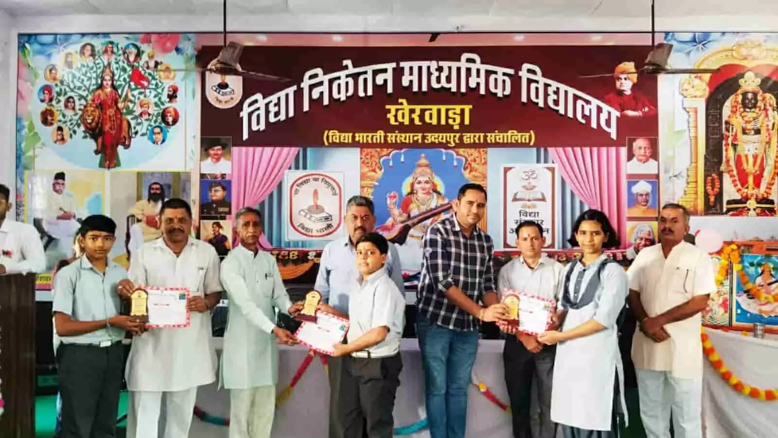 तस्वीर में बाएं से दाएं यूनिफॉर्म में खड़े छात्र, अतिथि और छात्रा को प्रमाण पत्र व ट्रॉफी देते हुए लोग दिखाई दे रहे हैं। तस्वीर में बाएं से दाएं यूनिफॉर्म में खड़े छात्र, अतिथि और छात्रा को प्रमाण पत्र व ट्रॉफी देते हुए लोग दिखाई दे रहे हैं।