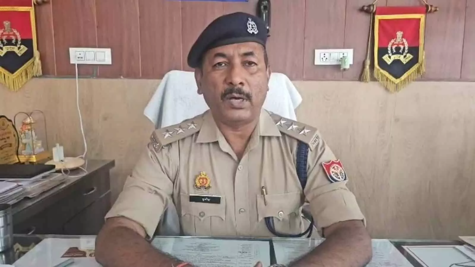 तस्वीर में दिख रहे पुलिस अधिकारी अपने दफ्तर की मेज के पीछे बैठकर बयान देते हुए नजर आ रहे हैं। तस्वीर में दिख रहे पुलिस अधिकारी अपने दफ्तर की मेज के पीछे बैठकर बयान देते हुए नजर आ रहे हैं।