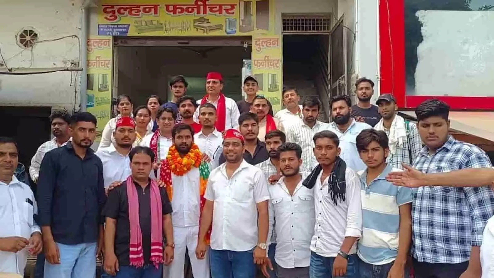 तस्वीर में दिख रही इमारत के बाहर समाजवादी टोपी पहने सपा नेता और कार्यकर्ता एक साथ खड़े हैं। तस्वीर में दिख रही इमारत के बाहर समाजवादी टोपी पहने सपा नेता और कार्यकर्ता एक साथ खड़े हैं।
