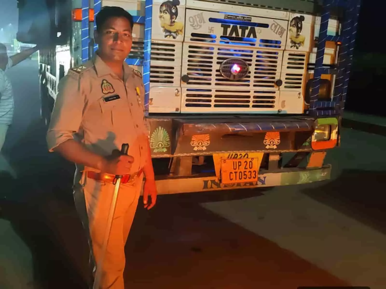 तस्वीर में हापुड़ में चेकिंग अभियान के दौरान जब्त ट्रक के आगे खड़े वन अधिकारी दिख रहे हैं। तस्वीर में हापुड़ में चेकिंग अभियान के दौरान जब्त ट्रक के आगे खड़े वन अधिकारी दिख रहे हैं।